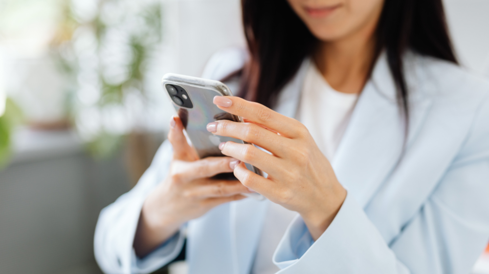 スマホを見る女性